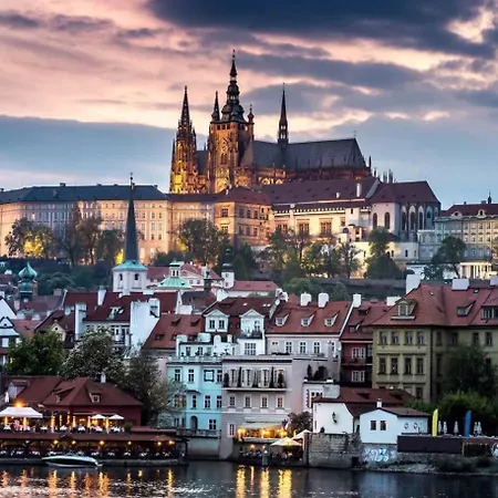 Spacious Near Karlin Square * Praha