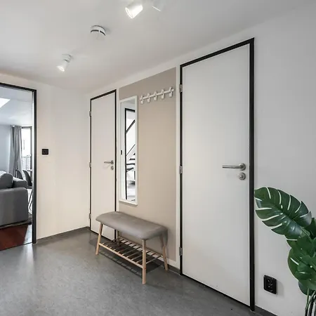 Spacious Near Karlin Square Praha