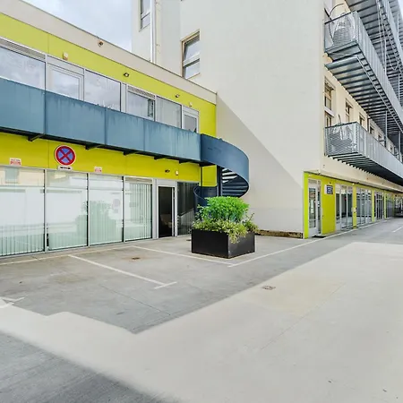 Spacious Near Karlin Square Praha