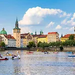 Spacious Near Karlin Square Apartment Prag