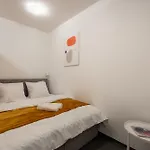 Spacious Near Karlin Square Praha