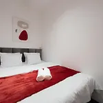 Spacious Near Karlin Square Praha