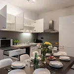 Spacious Near Karlin Square Apartmán Praha