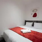 Spacious Near Karlin Square Apartmán Praha