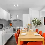 Spacious Near Karlin Square Apartmán Praha