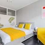 Spacious Near Karlin Square Apartmán Praha