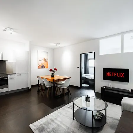 Spacious Near Karlin Square 아파트 *