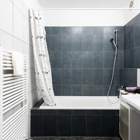 Spacious Family With Balcony I Metro I Karlin Prag