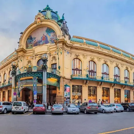 Spacious Near Karlin Square 아파트