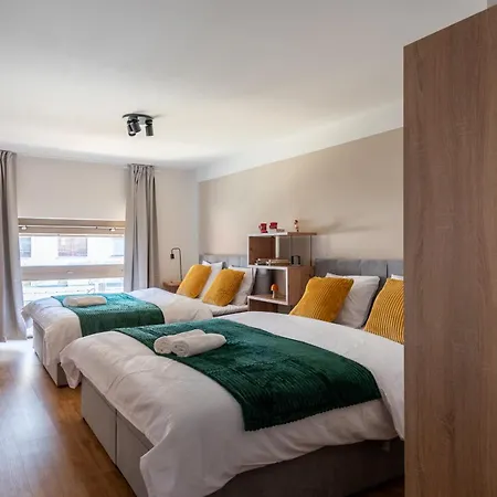 Spacious Near Karlin Square * 프라하