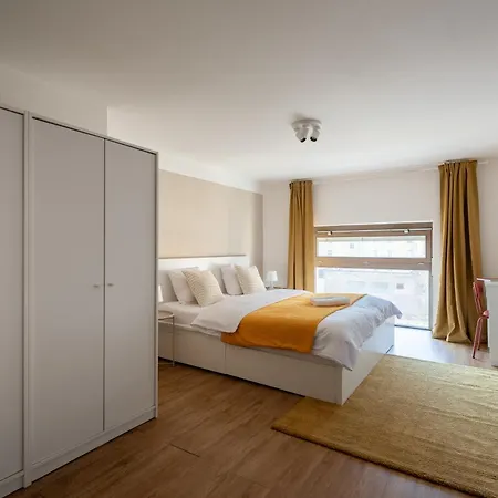 Spacious Near Karlin Square * 프라하