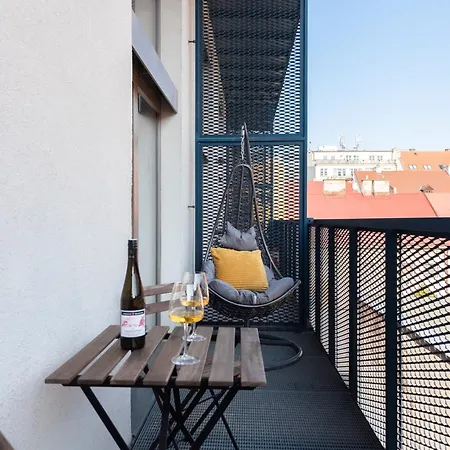Apartment Spacious Near Karlin Square