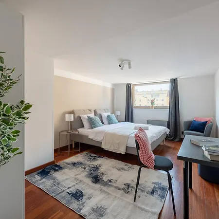 Spacious Near Karlin Square 아파트