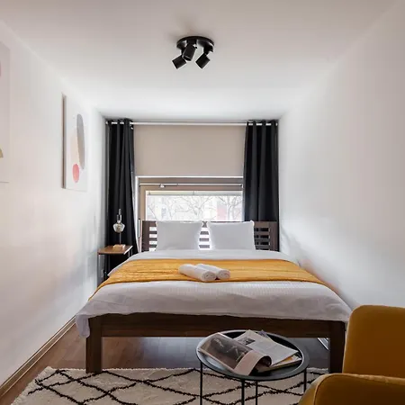 Spacious Near Karlin Square 아파트 프라하