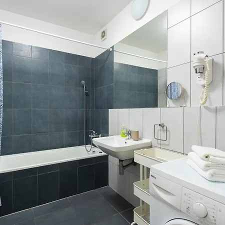 Spacious Near Karlin Square * Prague