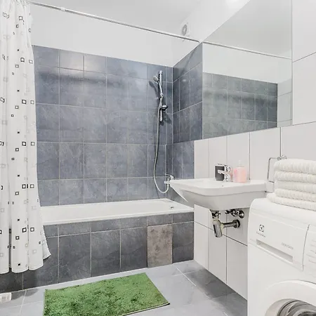 Spacious Near Karlín Square Apartamento *