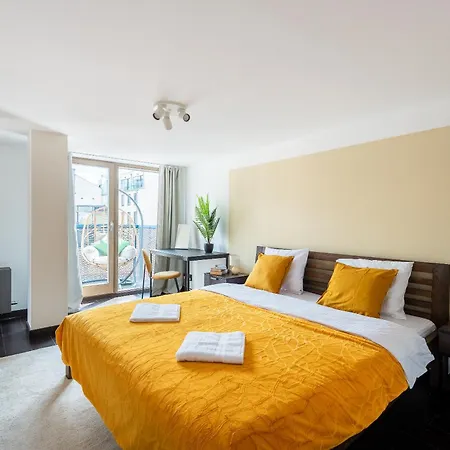 Lejlighed Spacious Family With Balcony I Metro I Karlin