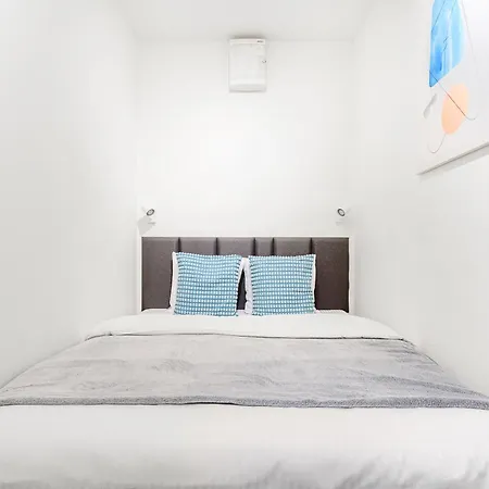 Spacious Family Apartments With Balcony I Metro I Karlin