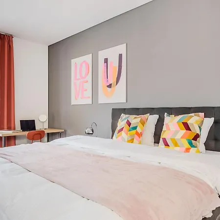 Spacious Family Apartments With Balcony I Metro I Karlin * Prag