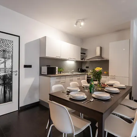 Spacious Family Apartments With Balcony I Metro I Karlin Apartment